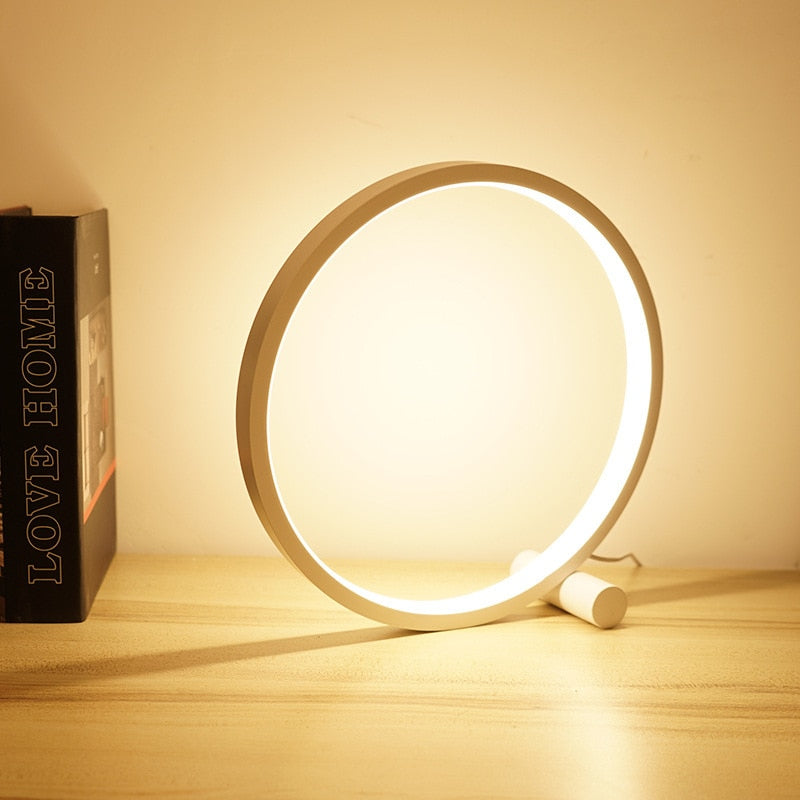 Moderne LED Natlampe med Justerbar Lysstyrke og Ringdesign