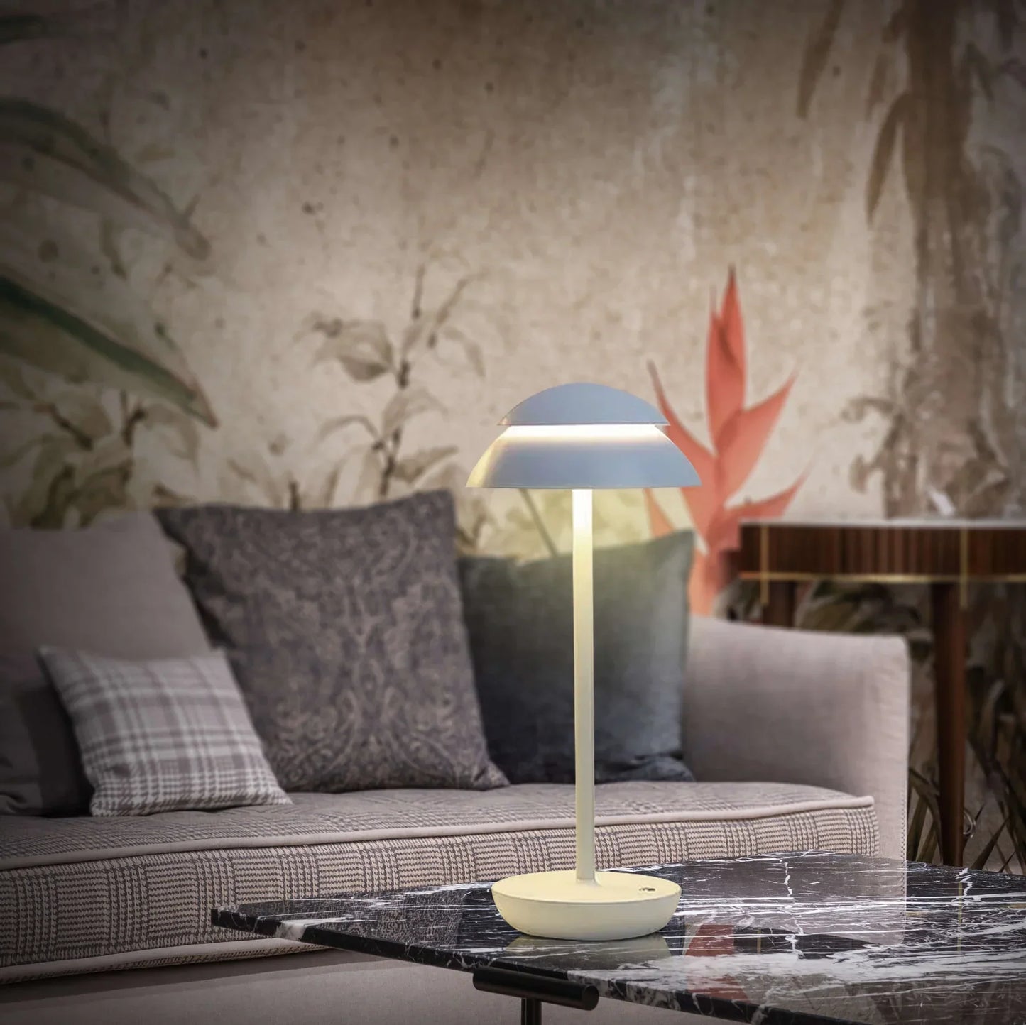 Stilren Trådlös Bordslampa i Metall med Justerbar Ljusstyrka
