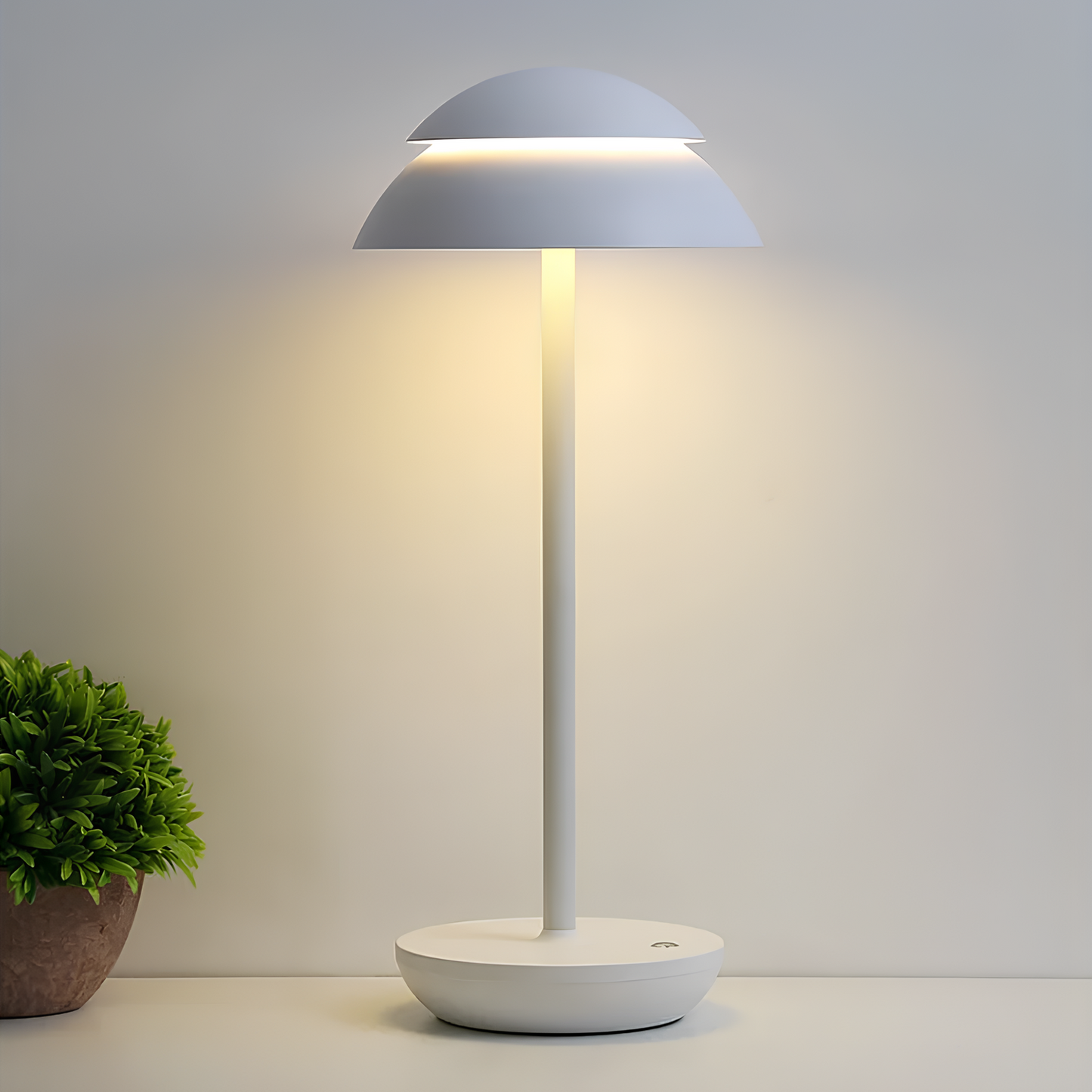 Stilren Trådlös Bordslampa i Metall med Justerbar Ljusstyrka