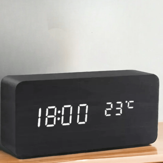 Trendy LED-Vægur i Træ med Stemmekontrol - Stilfuld og Praktisk