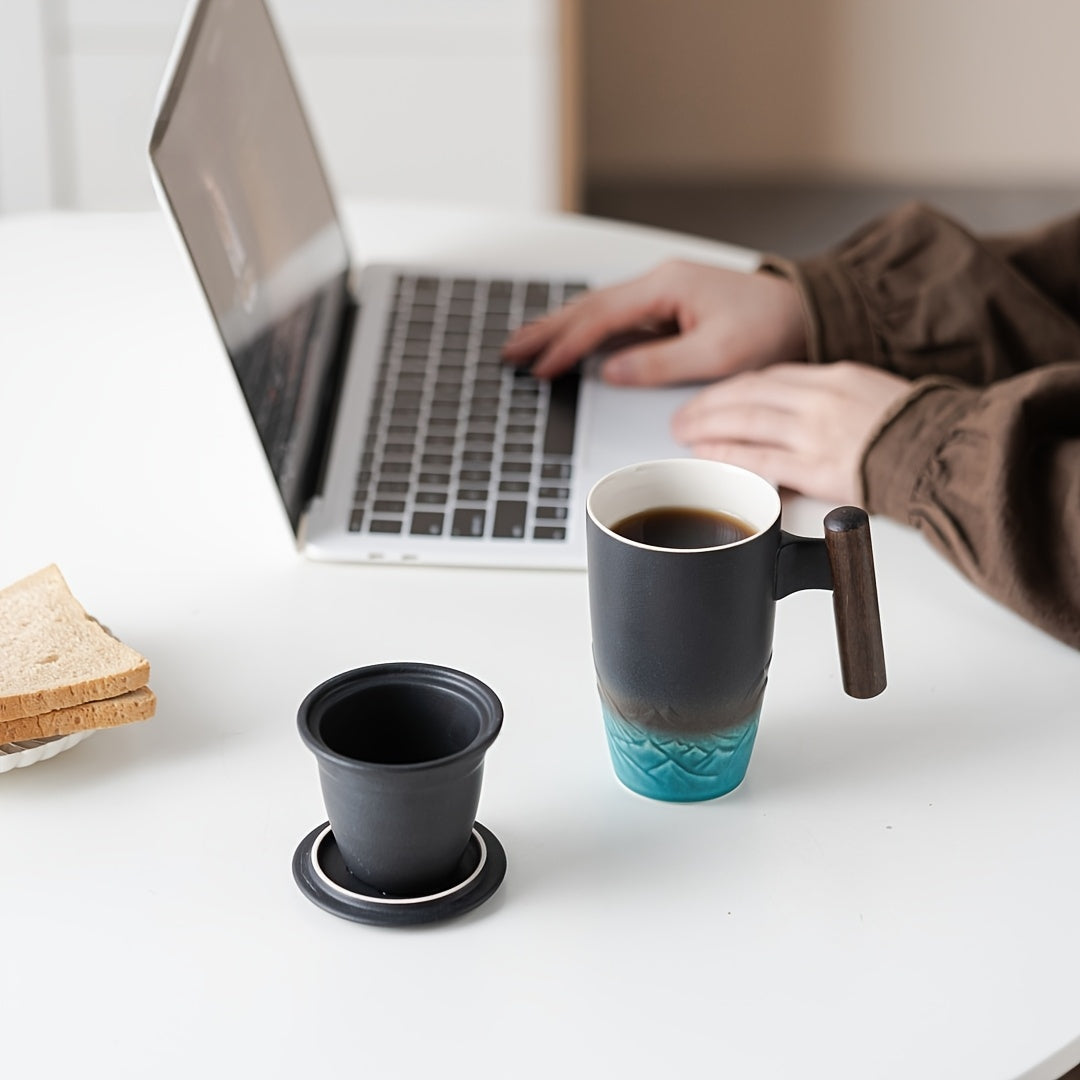 Handgjord keramisk temugg med praktisk infuser