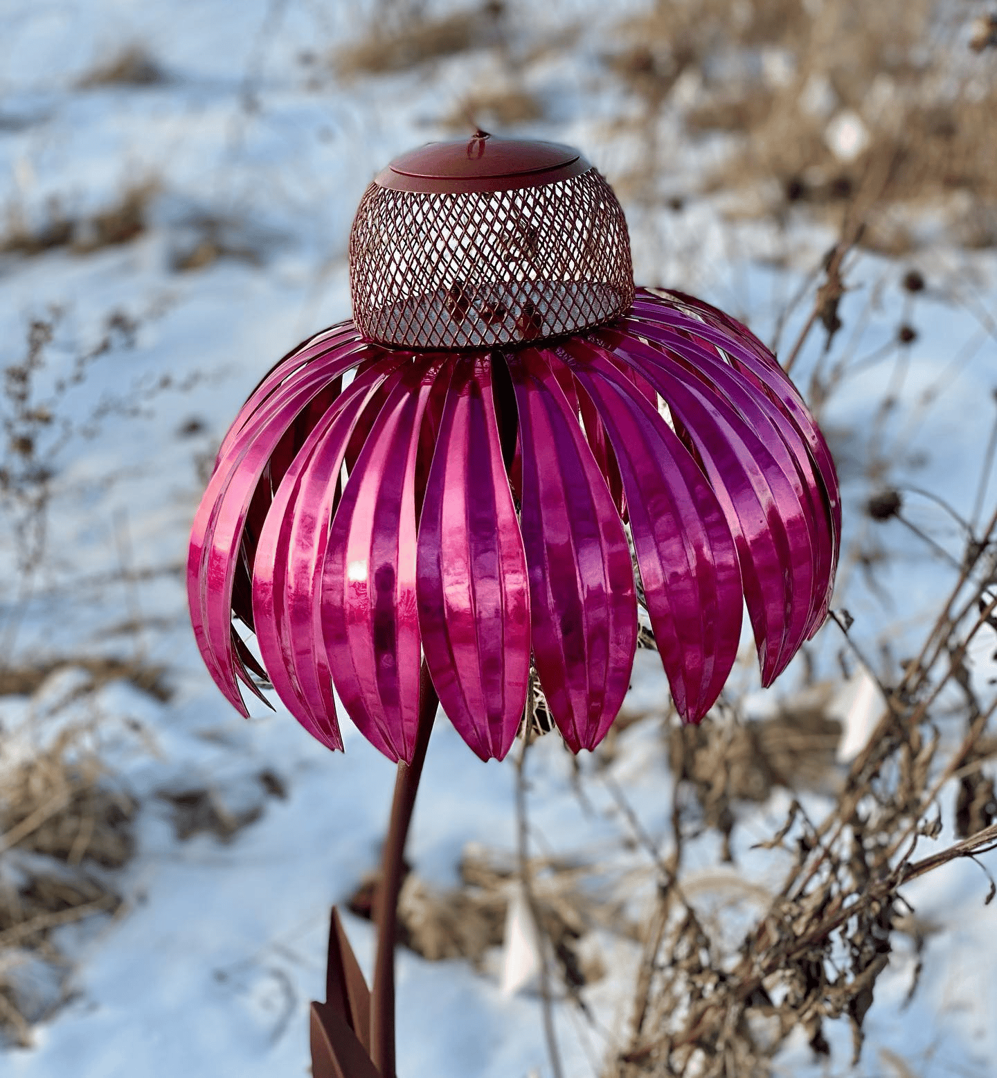 Dekorativ fågelmatare i metall med blomdesign