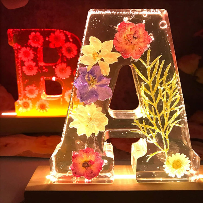 Nattelys med Tørrede Blomster Bogstaver