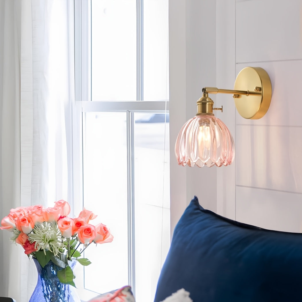 Elegant vägglampa i glas med rosa skärm och guldfinish