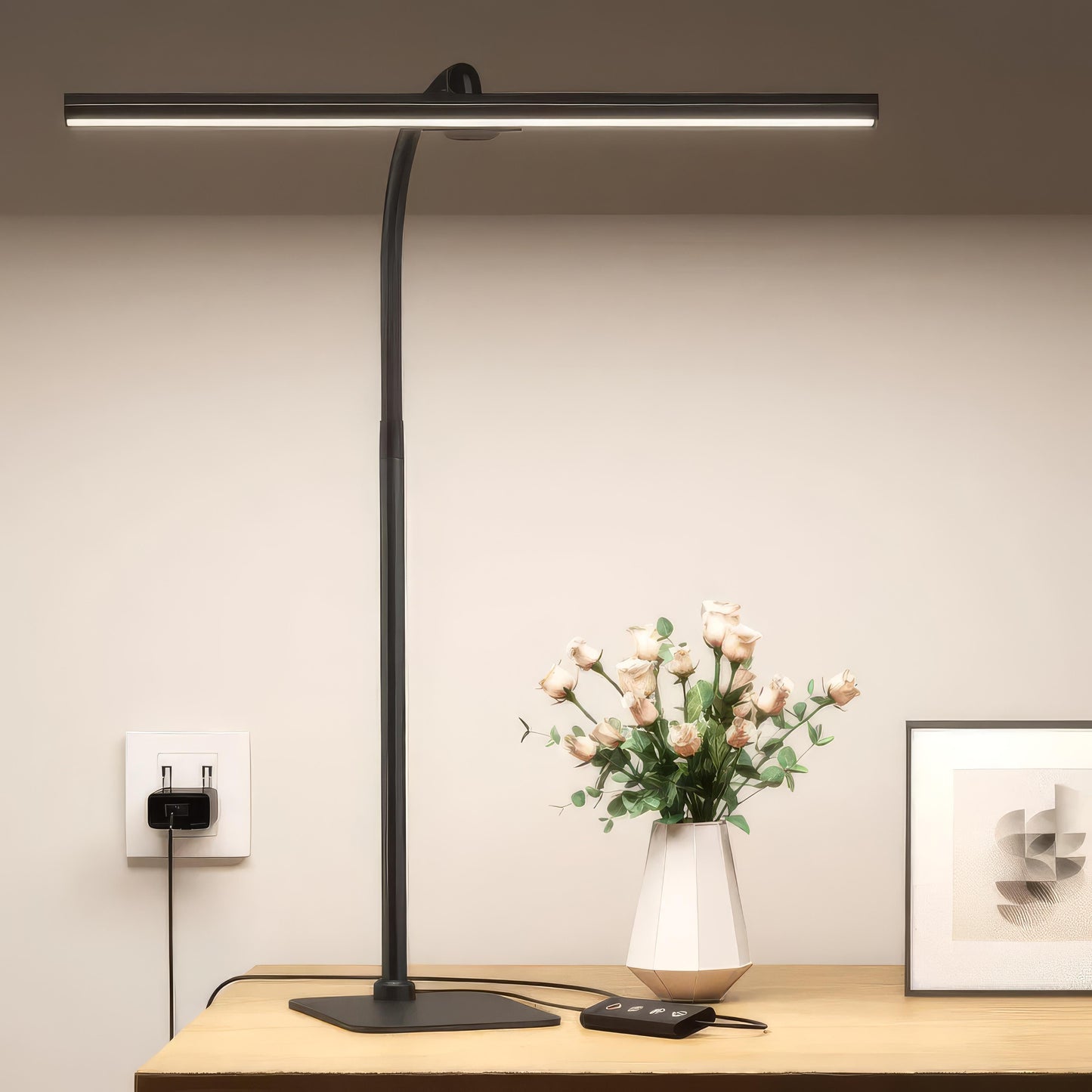 Stilfuld LED-bordlampe med fleksibel hals og justerbar lysstyrke