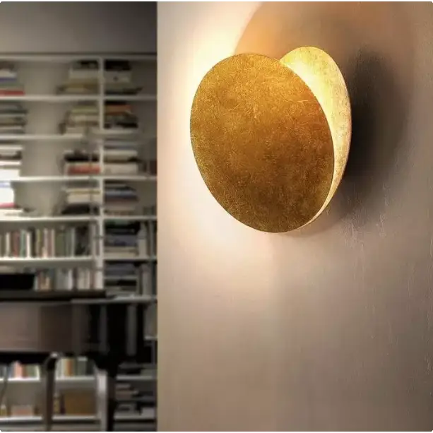 Elegant væglampe med bevægelig skærm og blødt LED-lys