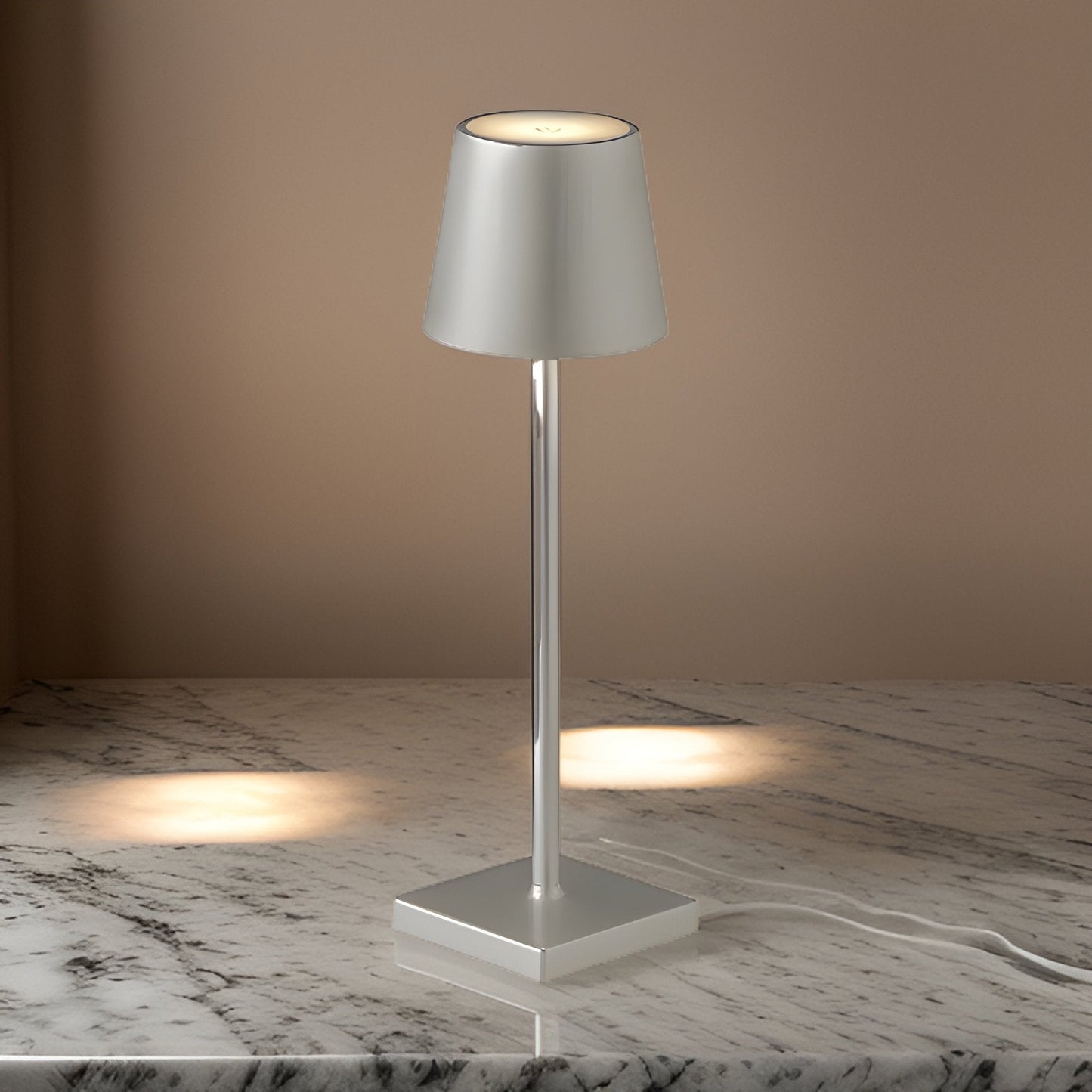 Trådløs LED-bordlampe med lang batterilevetid og fleksibilitet