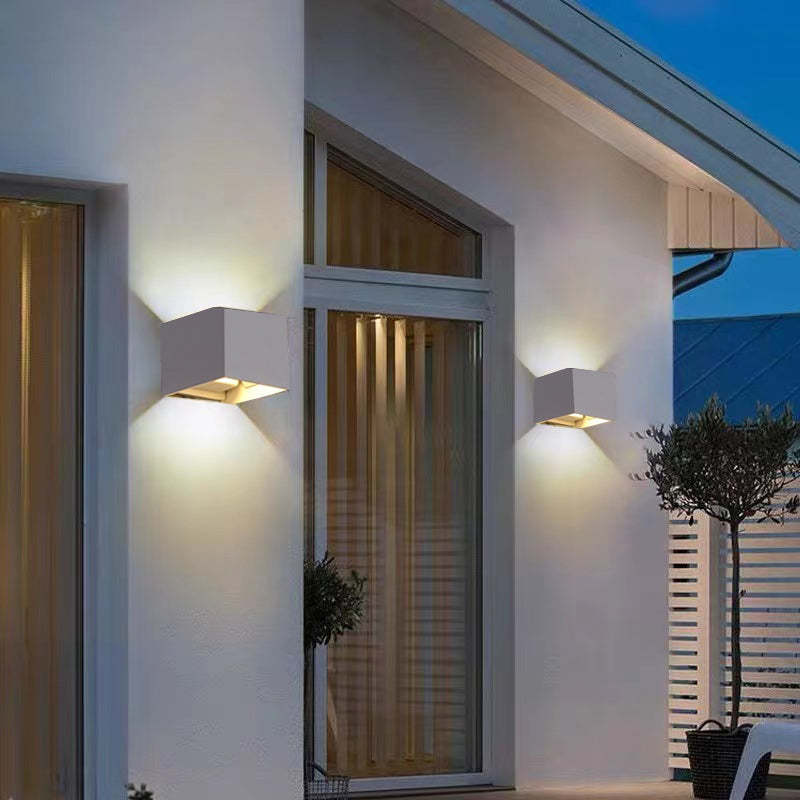 Elegant LED Væglampe i Aluminium – Vandtæt og Energisparende