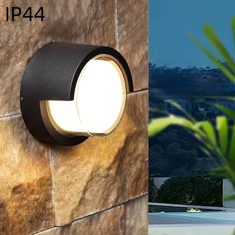 Modern LED-vägglampa för inom- och utomhusbruk med varmt ljus