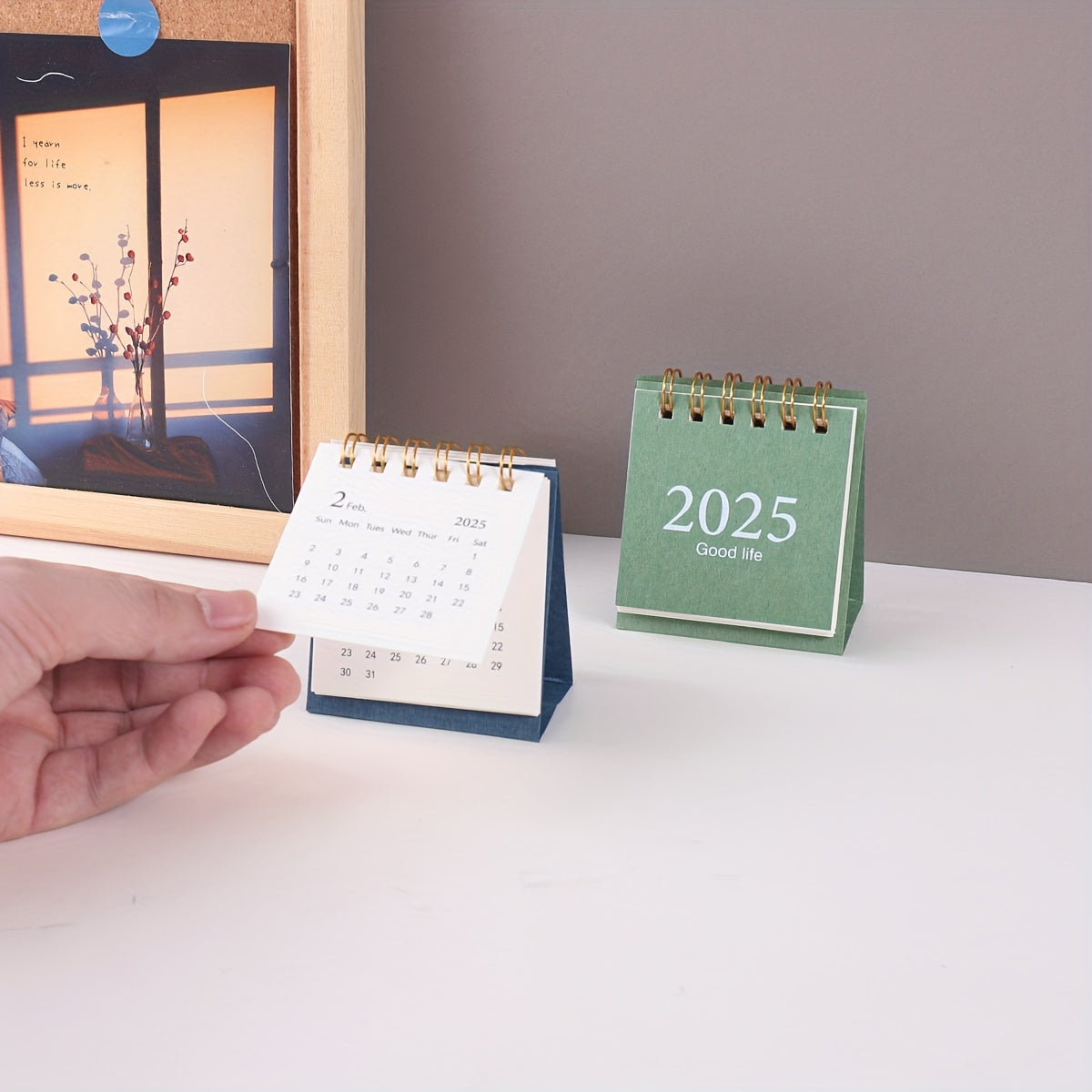 Elegant Skrivebordskalender med Spiralstativ – Perfekt Overblik