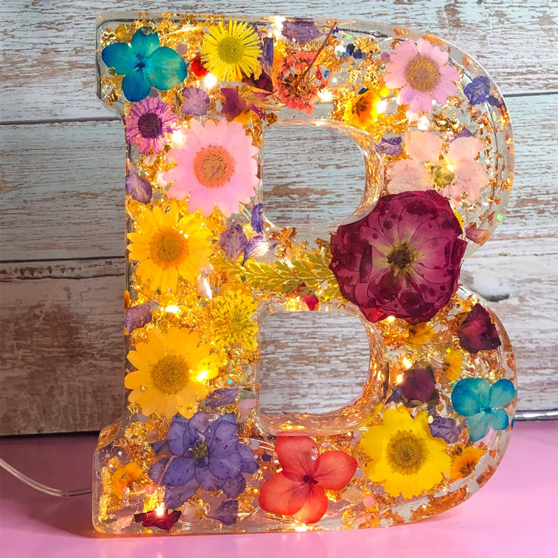 Nattelys med Tørrede Blomster Bogstaver