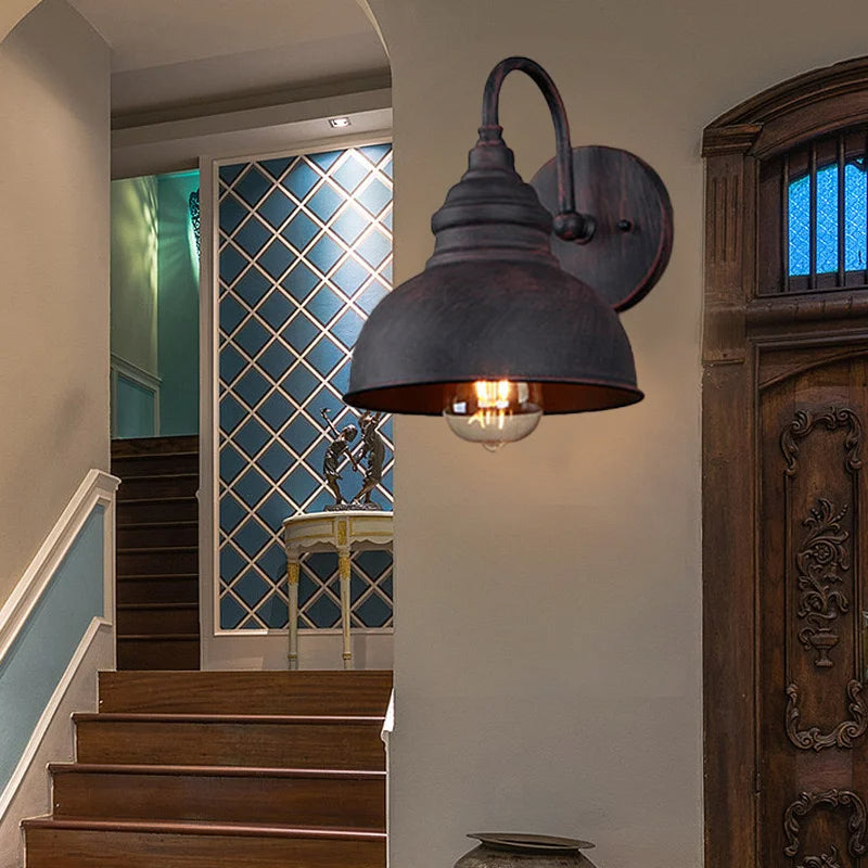 Rustik Vägglampa med Industriell Design – Perfekt för Utomhusbruk
