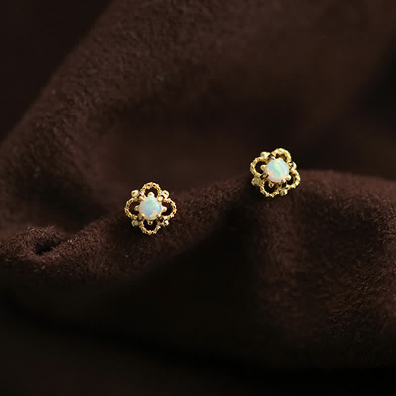Delikata vintageörhängen med opal
