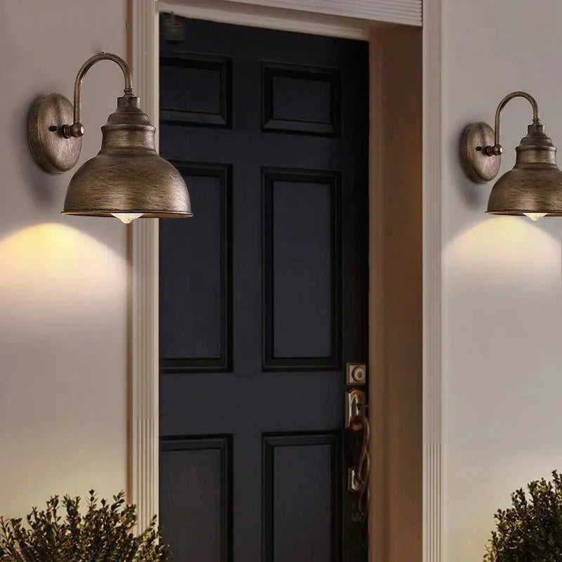 Rustik Vägglampa med Industriell Design – Perfekt för Utomhusbruk
