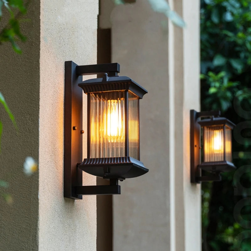 Elegant utomhusvägglampa i väderbeständig aluminium och glas