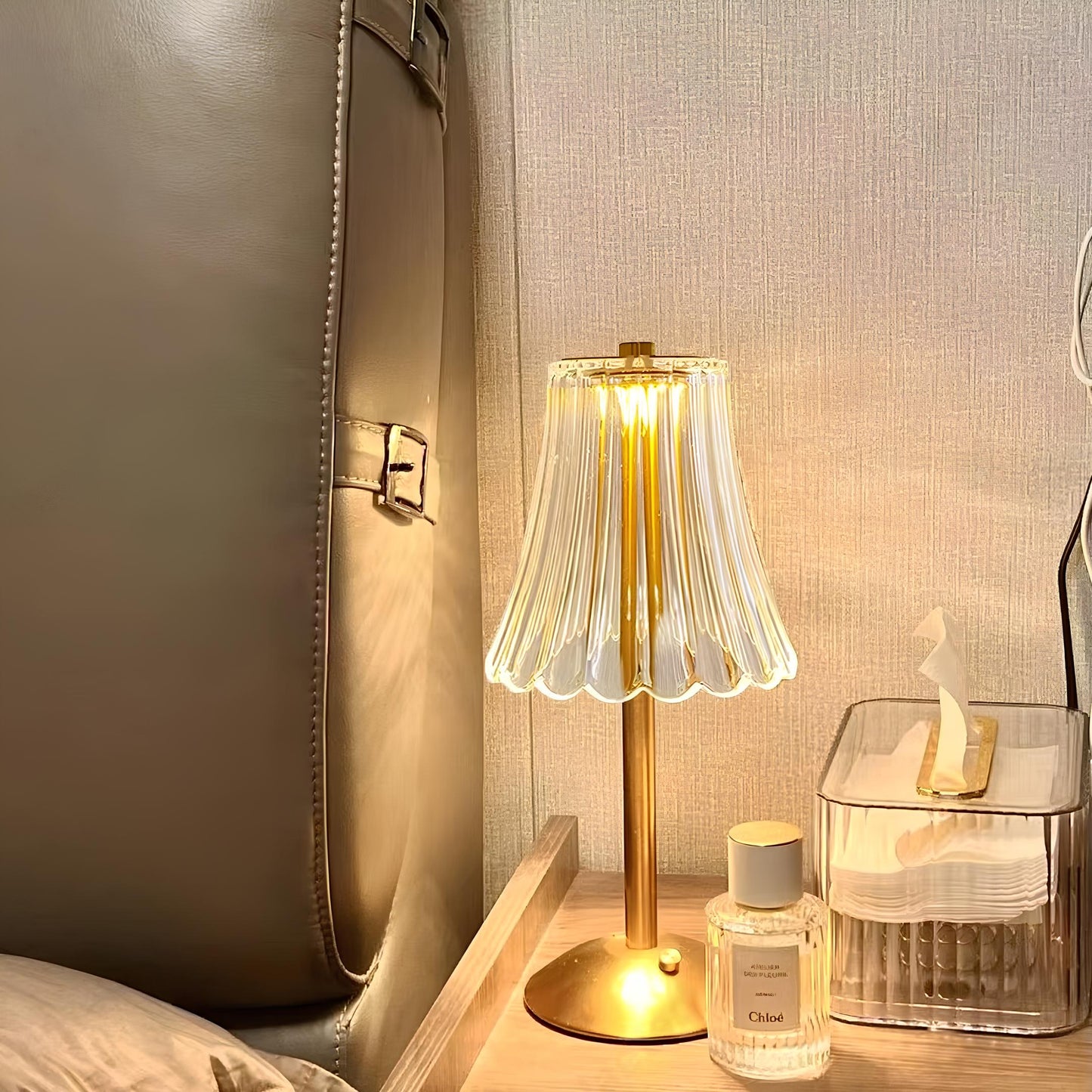 Guldfarvet krystal bordlampe