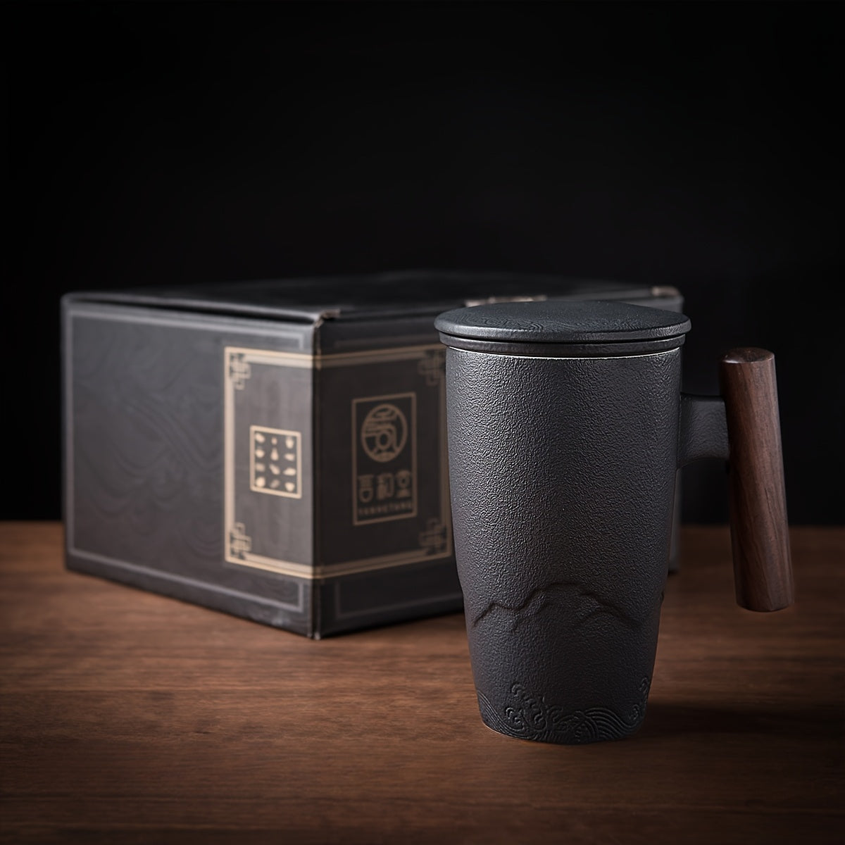 Handgjord keramisk temugg med praktisk infuser