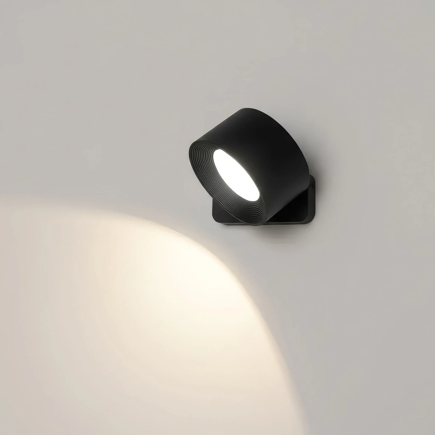 Modern vägglampa med USB-laddning och justerbara ljusinställningar