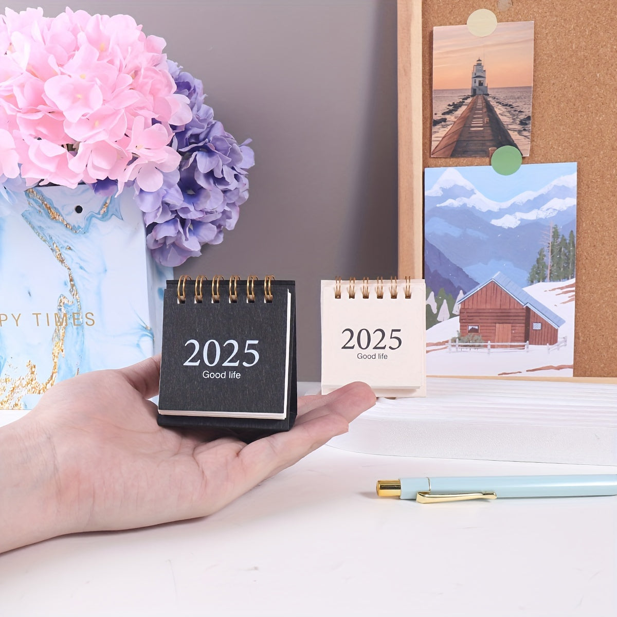 Elegant Skrivebordskalender med Spiralstativ – Perfekt Overblik