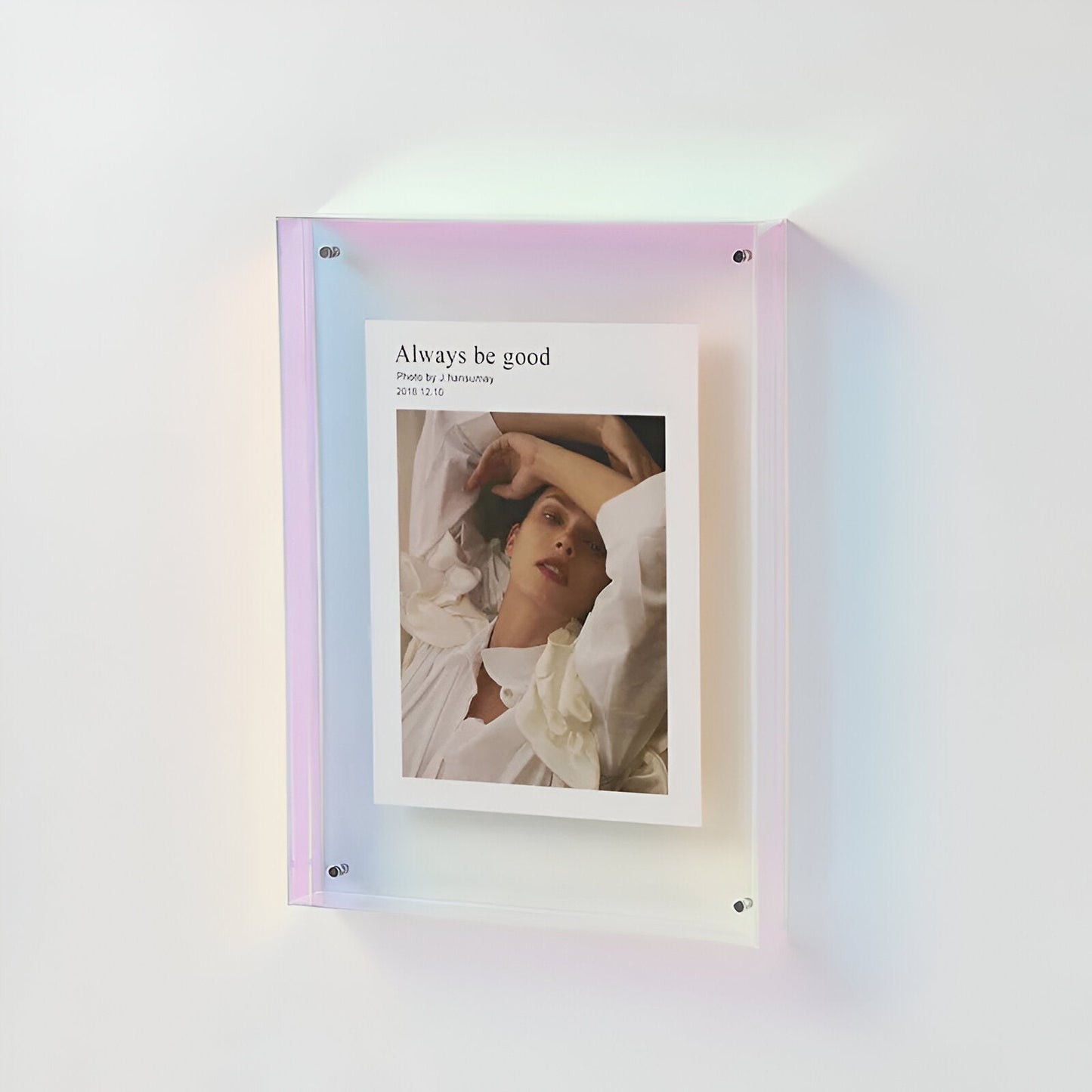 Modern akrylram med stilren design