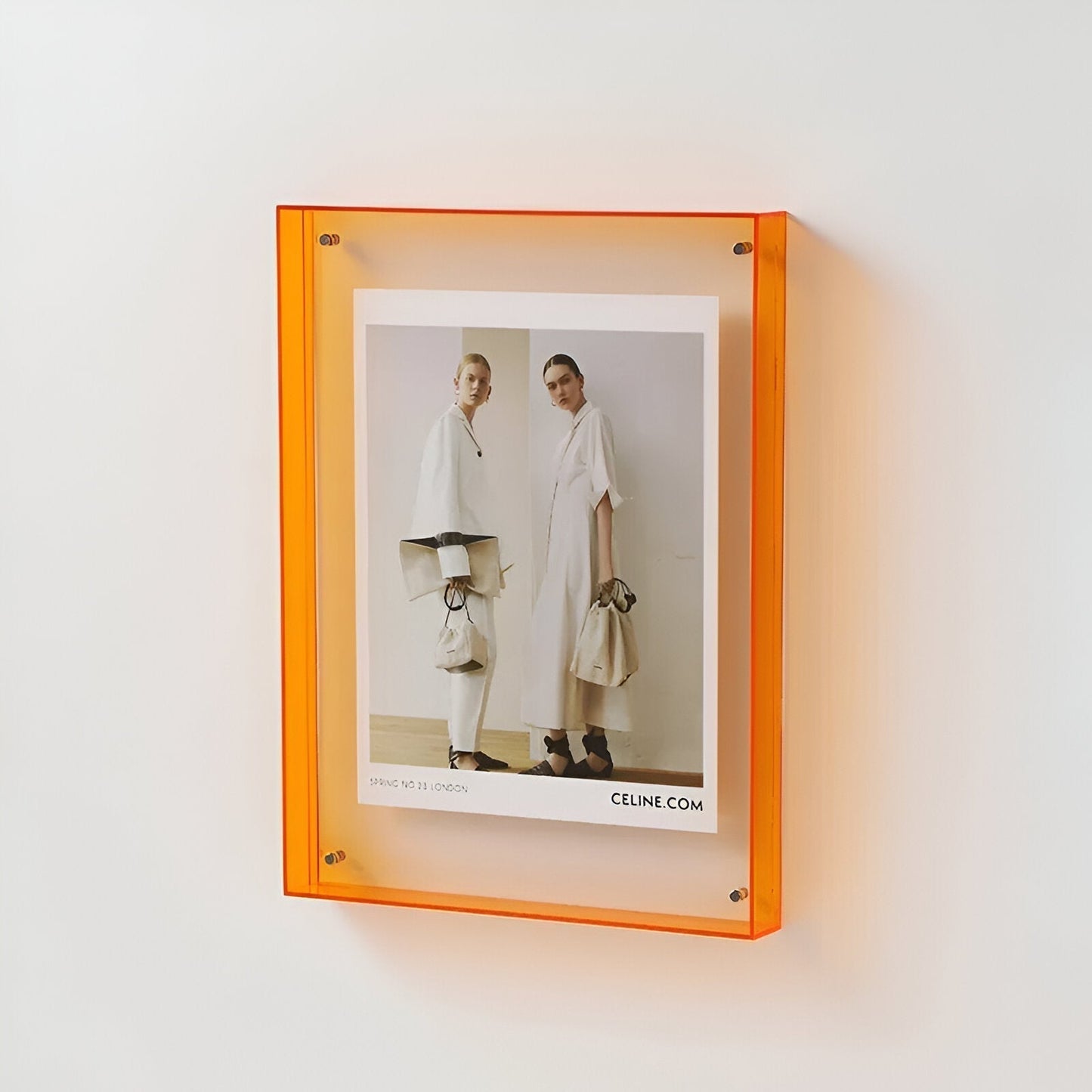 Modern akrylram med stilren design