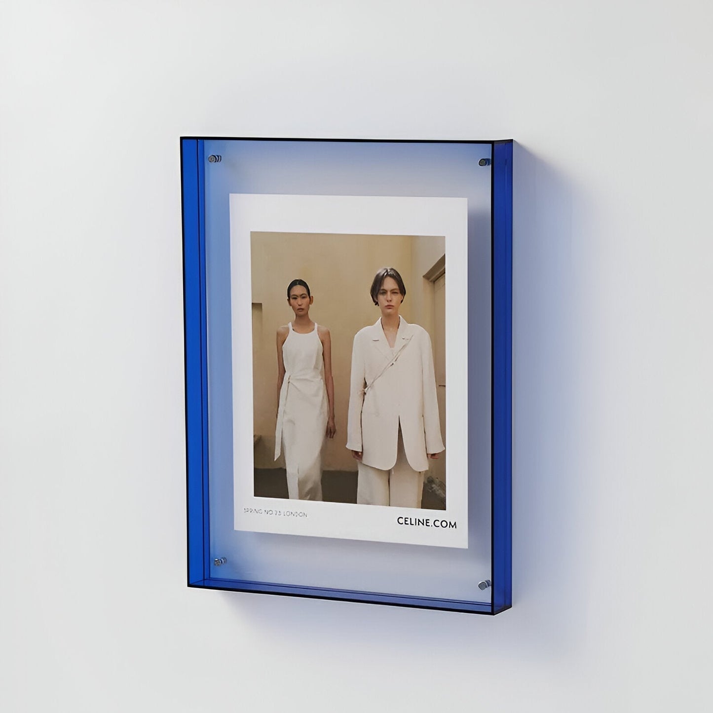 Modern akrylram med stilren design
