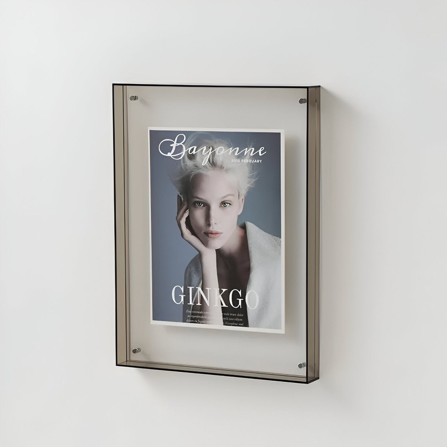 Modern akrylram med stilren design