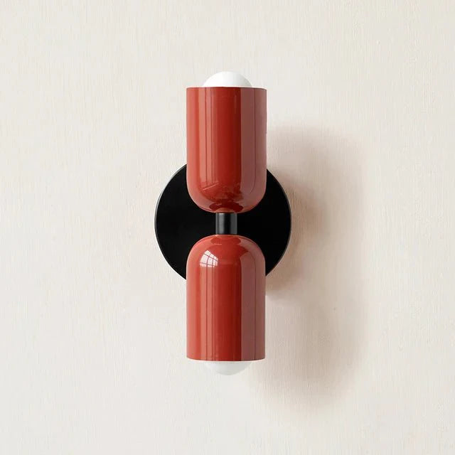 Modern vägglampa med dubbla ljuskällor och stilren design