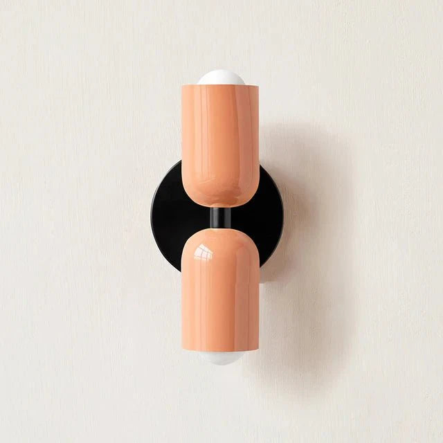 Modern vägglampa med dubbla ljuskällor och stilren design