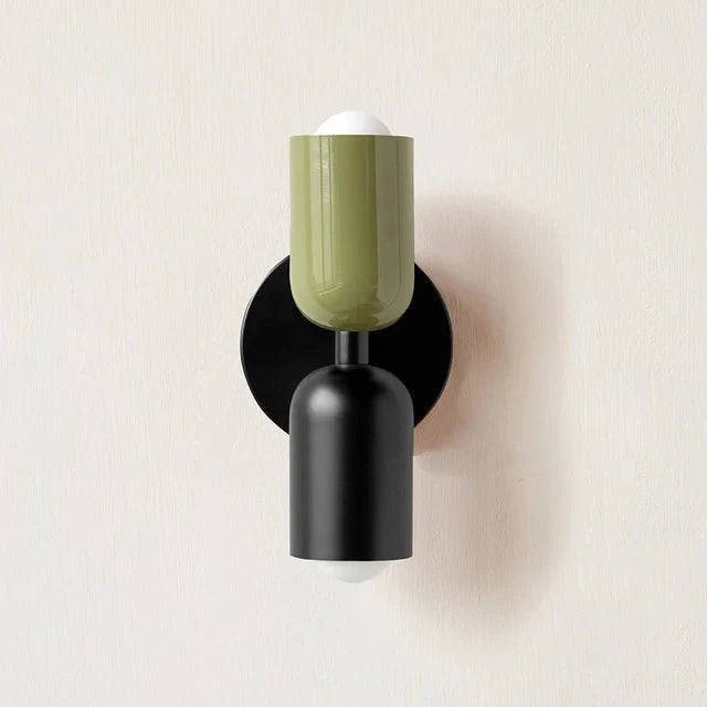 Modern vägglampa med dubbla ljuskällor och stilren design