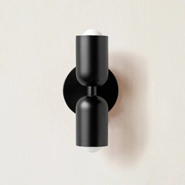Modern vägglampa med dubbla ljuskällor och stilren design
