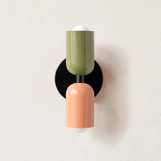 Modern vägglampa med dubbla ljuskällor och stilren design