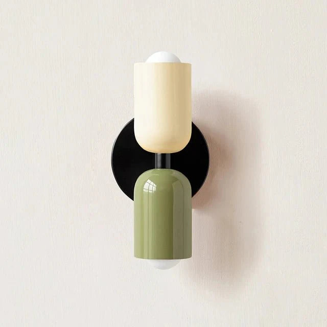Modern vägglampa med dubbla ljuskällor och stilren design