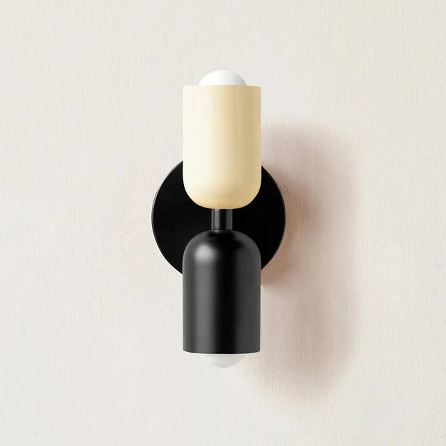 Modern vägglampa med dubbla ljuskällor och stilren design