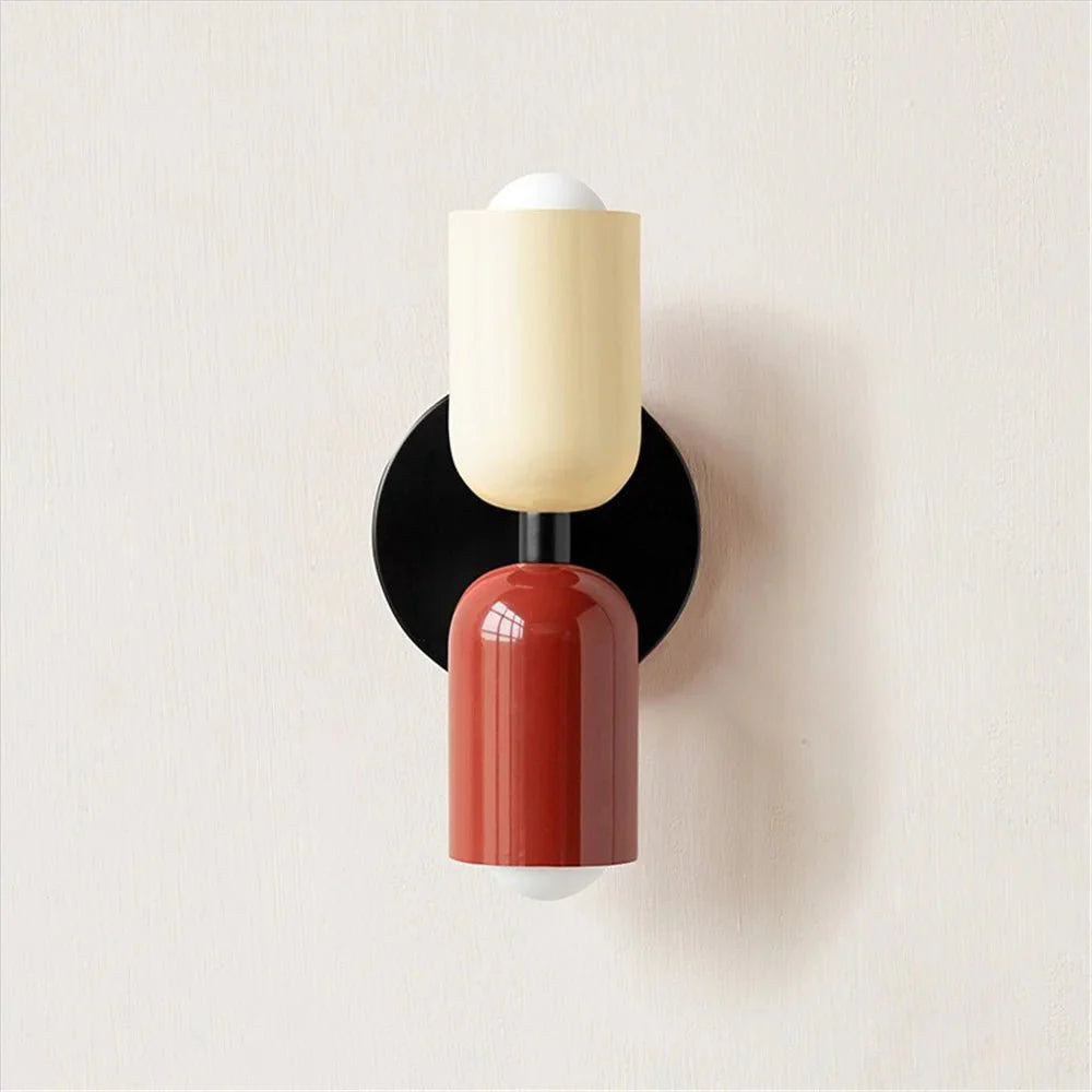 Modern vägglampa med dubbla ljuskällor och stilren design