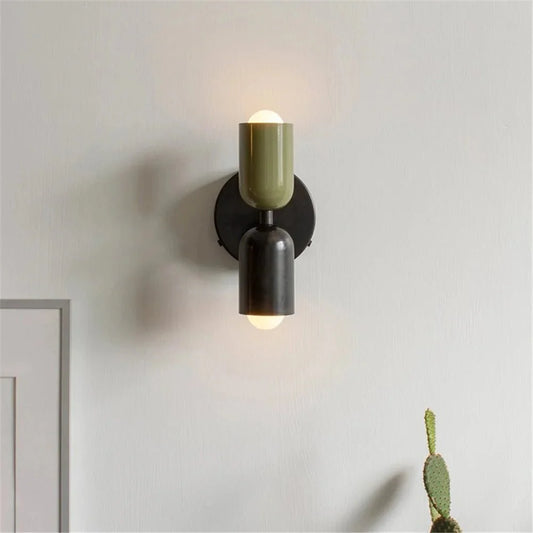 Moderne væglampe med dobbelt lys og stilrent design