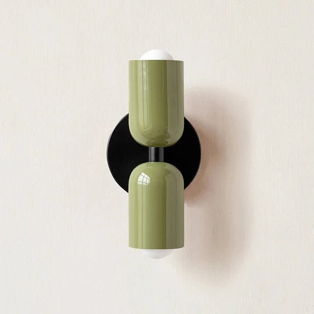 Modern vägglampa med dubbla ljuskällor och stilren design