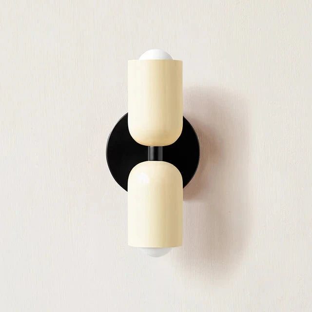 Modern vägglampa med dubbla ljuskällor och stilren design