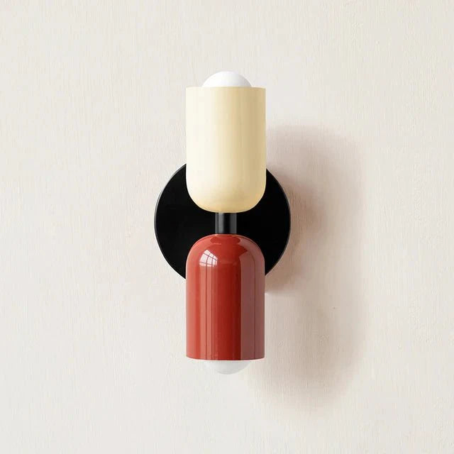 Modern vägglampa med dubbla ljuskällor och stilren design