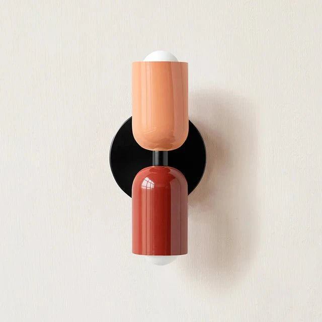 Modern vägglampa med dubbla ljuskällor och stilren design