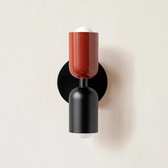 Modern vägglampa med dubbla ljuskällor och stilren design