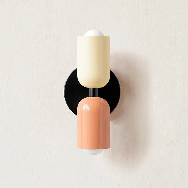 Modern vägglampa med dubbla ljuskällor och stilren design