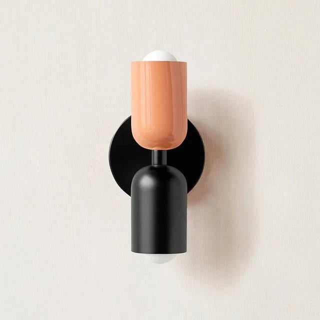 Modern vägglampa med dubbla ljuskällor och stilren design