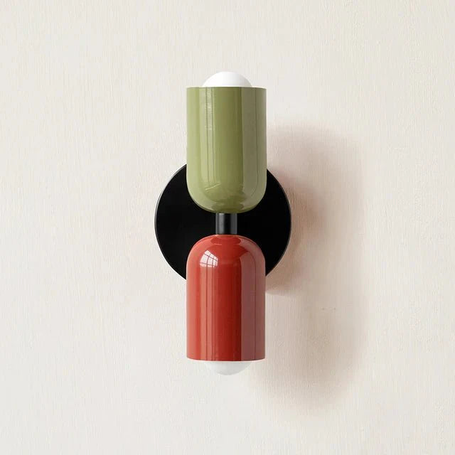 Modern vägglampa med dubbla ljuskällor och stilren design