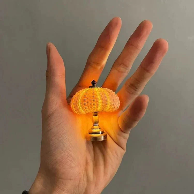 Minibordslampa med unik sjöborredekor