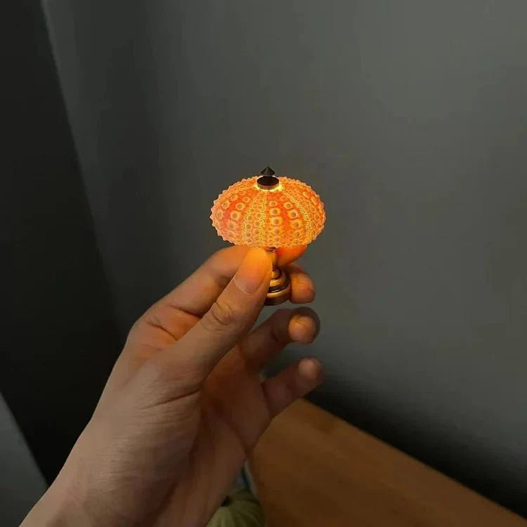 Minibordslampa med unik sjöborredekor