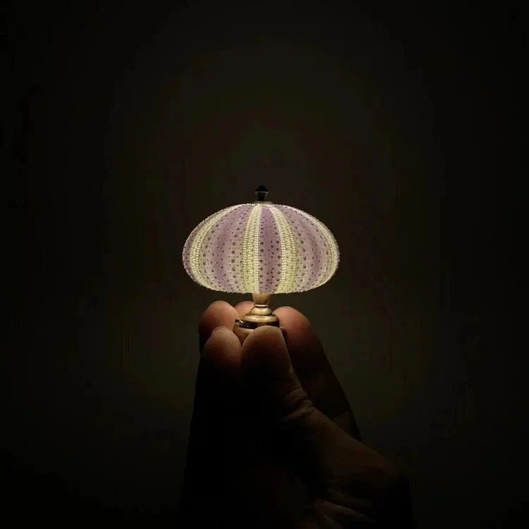 Minibordslampa med unik sjöborredekor