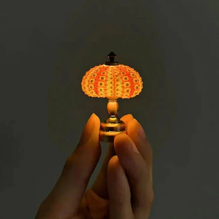 Minibordslampa med unik sjöborredekor
