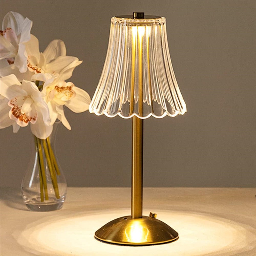 Elegant Kristallampa i Guld – Tidlös Lyx för Hemmet