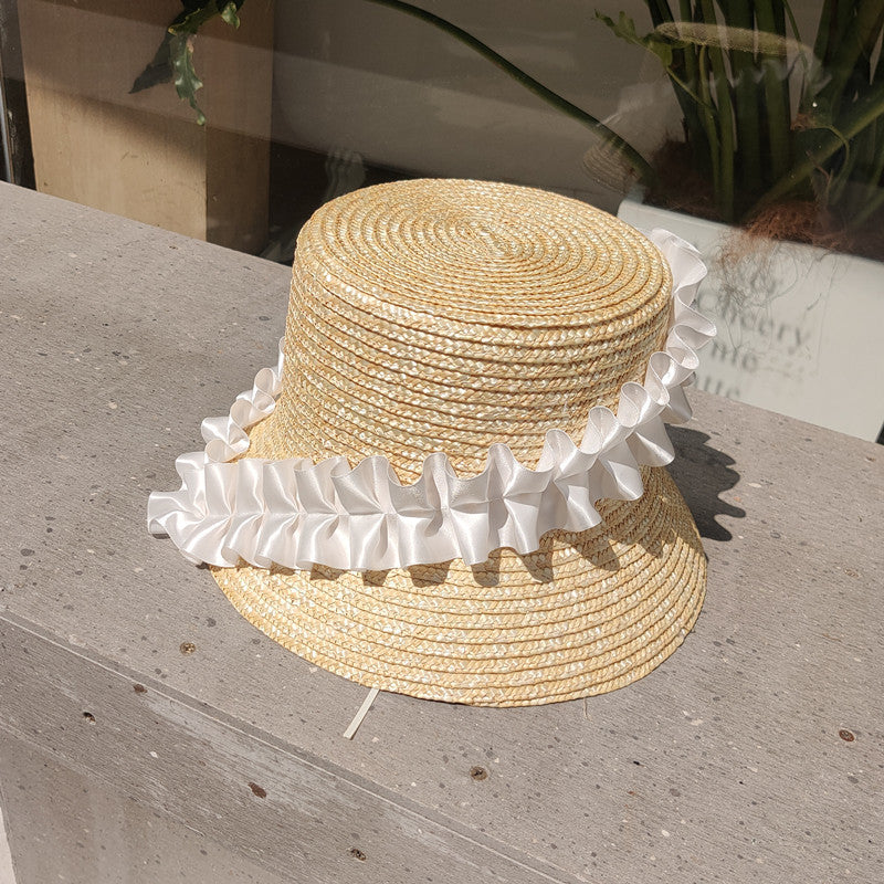 Sommarhatt med flätor och ränder – Lätt och luftig stil